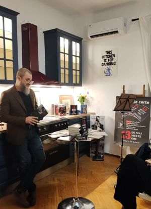 BURSA are privilegiul unui poet în redacţie - Dan Nicolaie şi-a lansat volumul de versuri "13 de mai multe ori"